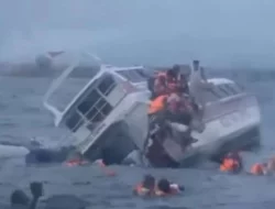Kapal Cepat Bawa Puluhan Turis Dari Nusa Penida Tenggelam Dihantam Ombak di Sanur