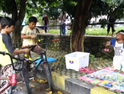 Ucok Baba Jualan Lato-lato di Pinggir Jalan: Tak Perlu Malu! Ini Halal!