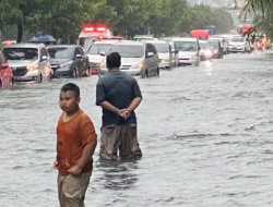 Kota Semarang Dikepung Banjir, Jalan Protokol Seperti Sungai