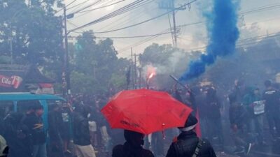 Unjuk Rasa Arek Malang Soal Tragedi Kanjuruhan Berujung Ricuh, Kantor Arema FC Rusak