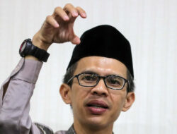 Restui Jabatan Kades 3 Periode, Ujang Komarudin: Strategi Jokowi Menangkan Capres Tertentu?