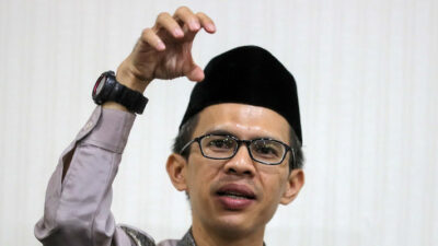 Restui Jabatan Kades 3 Periode, Ujang Komarudin: Strategi Jokowi Menangkan Capres Tertentu?