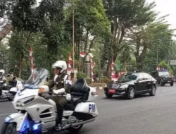 Sejumlah Warga Buleleng Tersungkur Cium Aspal Rebutan Kaos Yang Dilempar Jokowi