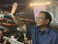Momen Prabowo Subianto Nonton Konser 30 Tahun Dewa 19 di JIS