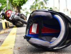 Duh! Terobos Lampu Merah, Mobil Dinas Polisi Tabrak Pemotor di Rawamangun