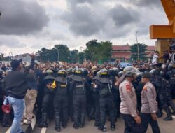 Suporter PSIS dan Polisi Bentrok di Jatidiri, Ada Gas Air Mata dan Water Cannon