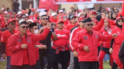 Menteri Koperasi UMKM Teten Masduki Resmi Jadi Kader PDIP, Dipakaikan Jaket ‘Wong Cilik’