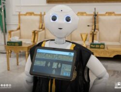 Ada Robot Pelayan Tamu Dengan 11 Bahasa di Pabrik Kiswah Ka’bah di Mekkah