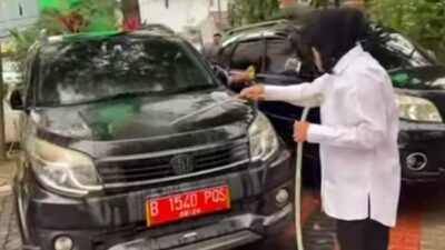 Viral Cuci Mobil Dinas Sendiri, Mensos Risma Memperparah Citra Buruk Pembantu Jokowi