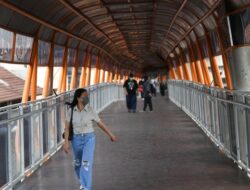 Meski Tak Naik Transjakarta, Lewat Skywalk Kebayoran Kini Harus Bayar Rp.3.500
