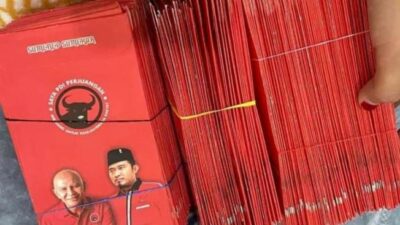 Viral! Anggota DPR dan Bupati Asal PDIP Bagi Amplop Merah Isi Rp.300 Ribu di Masjid Sumenep