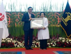 Megawati Terima Penghargaan Tokoh Pendorong Pemajuan Kekayaan Intelektual Dari Menkumham Yasonna Laoly