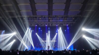 Tulus Banjir Bunga saat Gelar ‘Tur Manusia’ di JIExpo Kemayoran