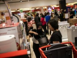 Ramadhan Midnight Sale di Transmart, Masyarakat Borong Daging, Sirop Hingga Biskuit