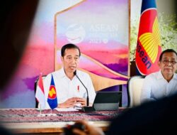 Denny Indrayana: Jika Jokowi Tak Cawe-cawe, Kok Diamkan Moeldoko Soal Demokrat?