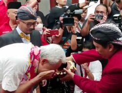 Ganjar Cuci Muka Pakai Air Sumur Jobong Peninggalan Majapahit Diyakini Bertuah