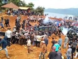 Beredar Video Bentrokan Pengunjuk Rasa Dengan Polisi di PT Antam UBPN Konawe Utara