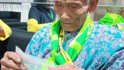 Kisah Mbah Lahar: Nabung 25 Tahun Naik Haji, Dari Hasil Jual Kipas Anyaman Bambu