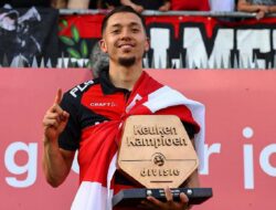 Ini Alasan Ilias Alhaft Bawa Bendera Merah Putih Saat Selebrasi Almere City Promosi ke Eredivisie