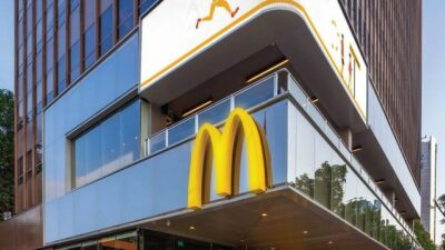 McD Kembali Buka Gerai di Thamrin, Karyawan Tampil Dengan Seragam Baru