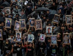 Ingin Tagih Janji Jokowi dan Erick Thohir, Keluarga Korban Tragedi Kanjuruhan Justru Dikepung Aparat