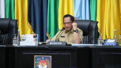 Mendagri Instruksikan Kepala Daerah Jabodetabek Siram Jalan, Warga Dilarang Bakar Sampah