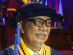 Wisuda Bareng Anak, Deddy Mizwar Raih Gelar Doktor di Usia 68 Tahun