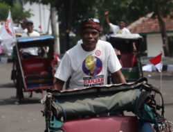 Disuruh Dukung Ganjar, Tukang Becak Kota Bogor Dibayar Rp.100 Ribu, Kaos dan Nasi Bungkus