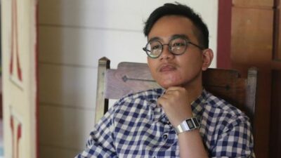 Pakai Baju Petugas Parkir, Gibran Sindir Petugas Partai Yang Selalu Mengekor