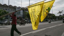Pemasangan Bendera Partai Golkar Jelang Munas ke-9 di Bali