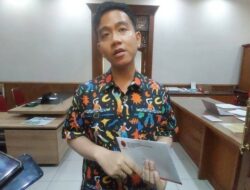Gibran Tolak Dipakaikan Jaket PSI: Saya Kader PDIP!
