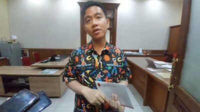 Gibran Tolak Dipakaikan Jaket PSI: Saya Kader PDIP!