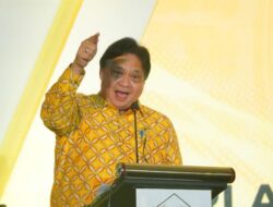 Airlangga Hartarto Tegaskan Partai Golkar Tidak Bahas Ridwan Kamil Cawapres Ganjar