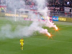 Ajax Tampil Buruk, Fans Rusuh, Laga de Klassieker Lawan Feyenoord Ditunda
