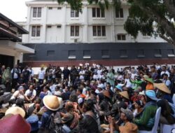 Tak Boleh Pakai Gedung, Anies Baswedan Pilih Lesehan Bareng Relawan di Bandung