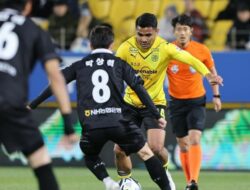 Butuh 3 Bek Untuk Hentikan Aksi Asnawi, Jeonnam Dragons Pesta Gol Atas Cheongju FC