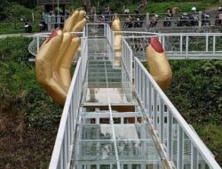 Jembatan Kaca The Geong Banyumas Pecah, 2 Orang Jatuh 1 Meninggal Dunia