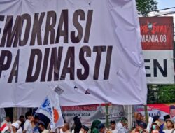 Relawan Anies Pasang Spanduk ‘Demokrasi Tanpa Dinasti’ di Depan Markas Relawan Prabowo