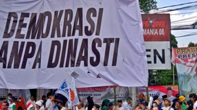 Relawan Anies Pasang Spanduk ‘Demokrasi Tanpa Dinasti’ di Depan Markas Relawan Prabowo