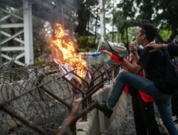 Ricuh Demo 9 Tahun Jokowi, Massa Lempari Polisi Dengan Batu Botol