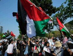 Satpam Apartemen di Bekasi Copot Paksa Bendera Palestina Pengendara Motor, Digeruduk Massa
