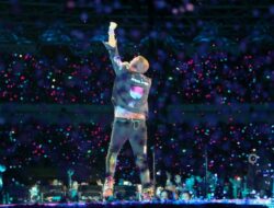 Cakep! Chris Martin Bikin Pantun ‘Pinjam Seratus’ Saat Konser Coldplay di GBK