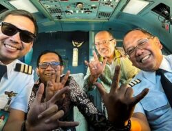 Bos Garuda Panggil Pilot Yang Pose Salam 3 Jari Bareng Mahfud MD di Kokpit