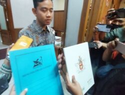 Gibran Tunjukkan Ijazah S1 Dari University of Bradford: Biar Cepat Selesai!