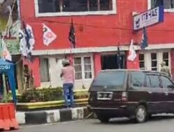 Satpol PP Copoti Bendera Nasdem dan PKS Jelang Kunjungan Anies Baswedan ke Bukittinggi