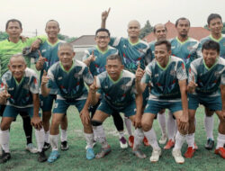 Seru! Cak Imin Main Bola Bareng Legenda Persebaya: Mat Halil Hingga Anang Ma’ruf