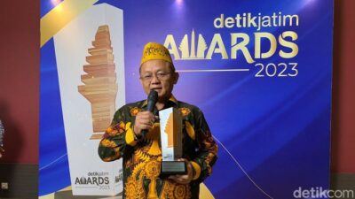Sarmuji Raih Detik Jatim Awards Sebagai Tokoh Peduli Sosial dan Ekonomi Kerakyatan