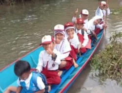 Tak Ada Jembatan, Siswa SD di Sarolangun Jambi ke Sekolah Naik Perahu Seberangi Sungai Deras