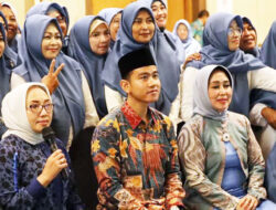 Sambangi Ratusan Bu Nyai di Solo, Gibran Janji Tiap Santri Bakal Melek Teknologi