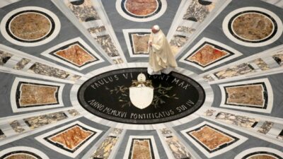 Vatikan Izinkan Gereja Katolik Beri Pemberkatan Pasangan Sejenis
